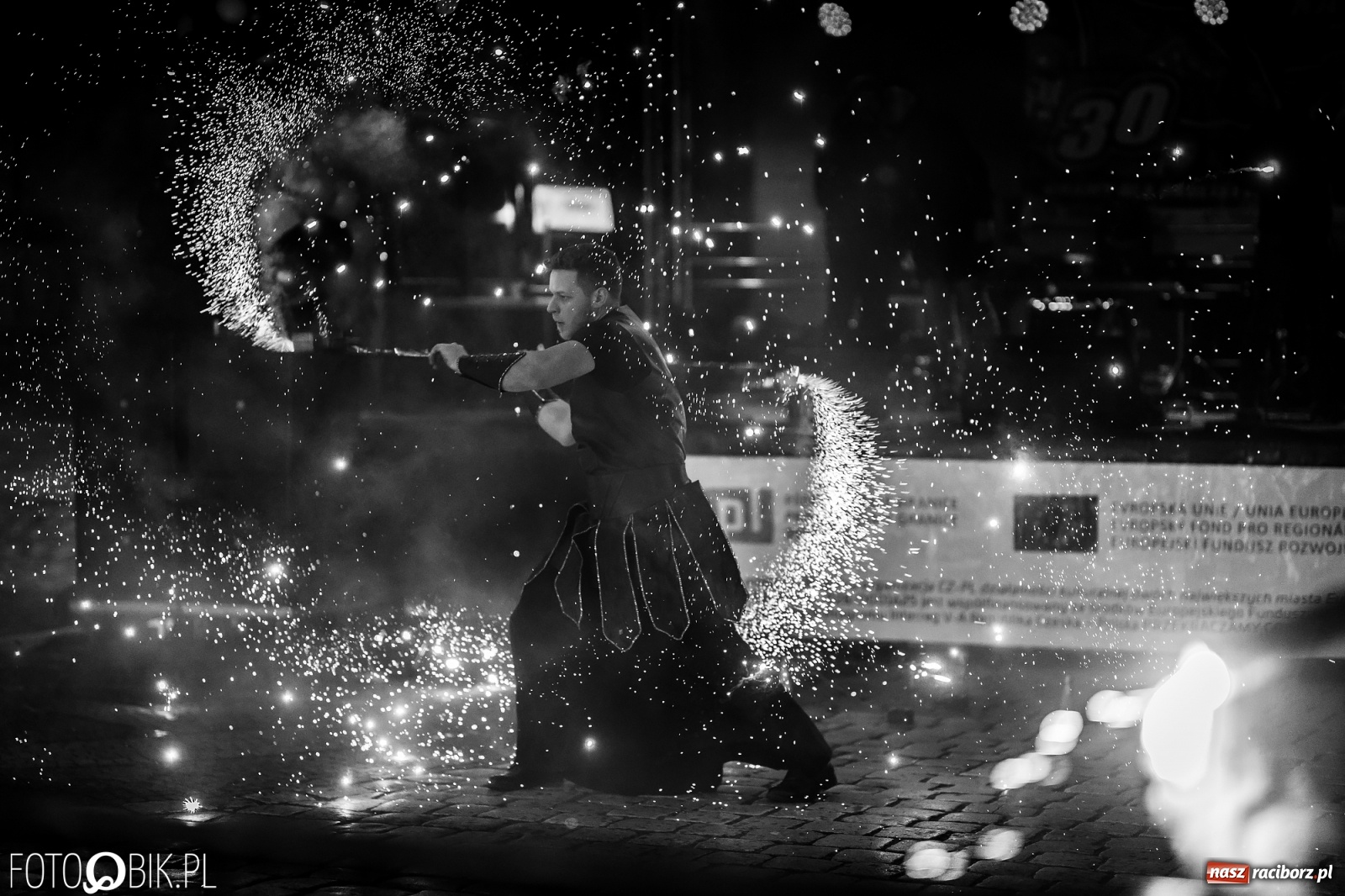 Zdjęcie w galerii na portalu naszraciborz.pl: Labareda Fire Show na finał raciborskiej Wielkiej Orkiestry Świątecznej Pomocy wiadomości z regionu