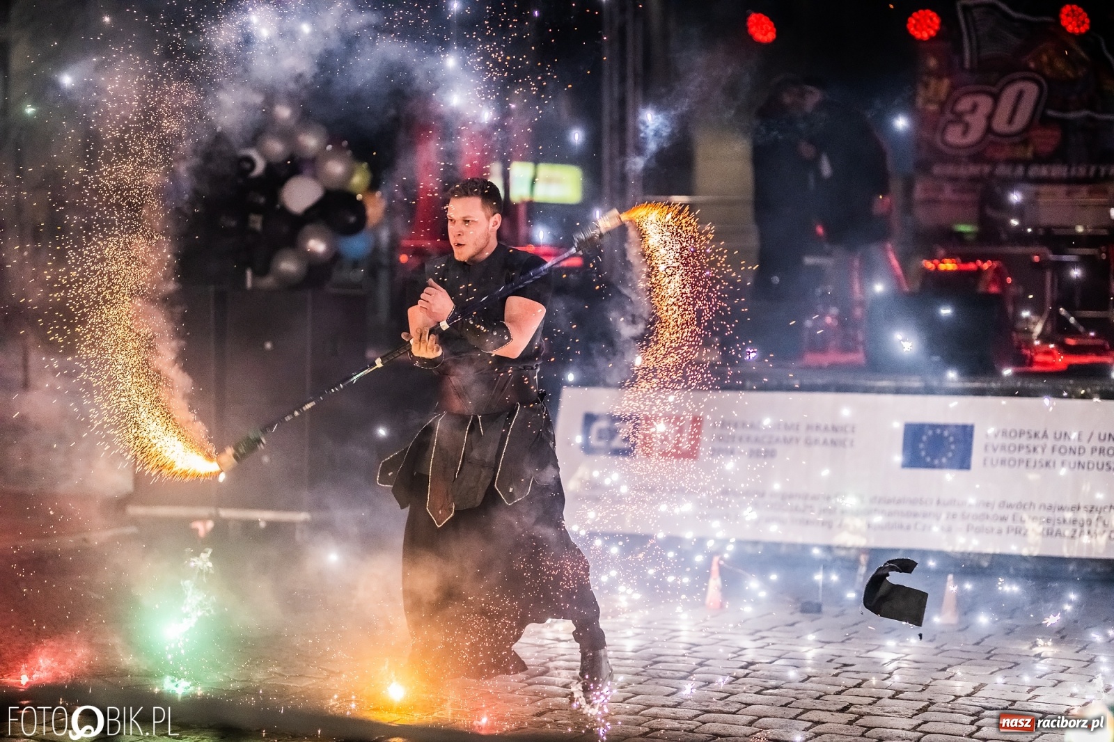 Zdjęcie w galerii na portalu naszraciborz.pl: Labareda Fire Show na finał raciborskiej Wielkiej Orkiestry Świątecznej Pomocy wiadomości z regionu