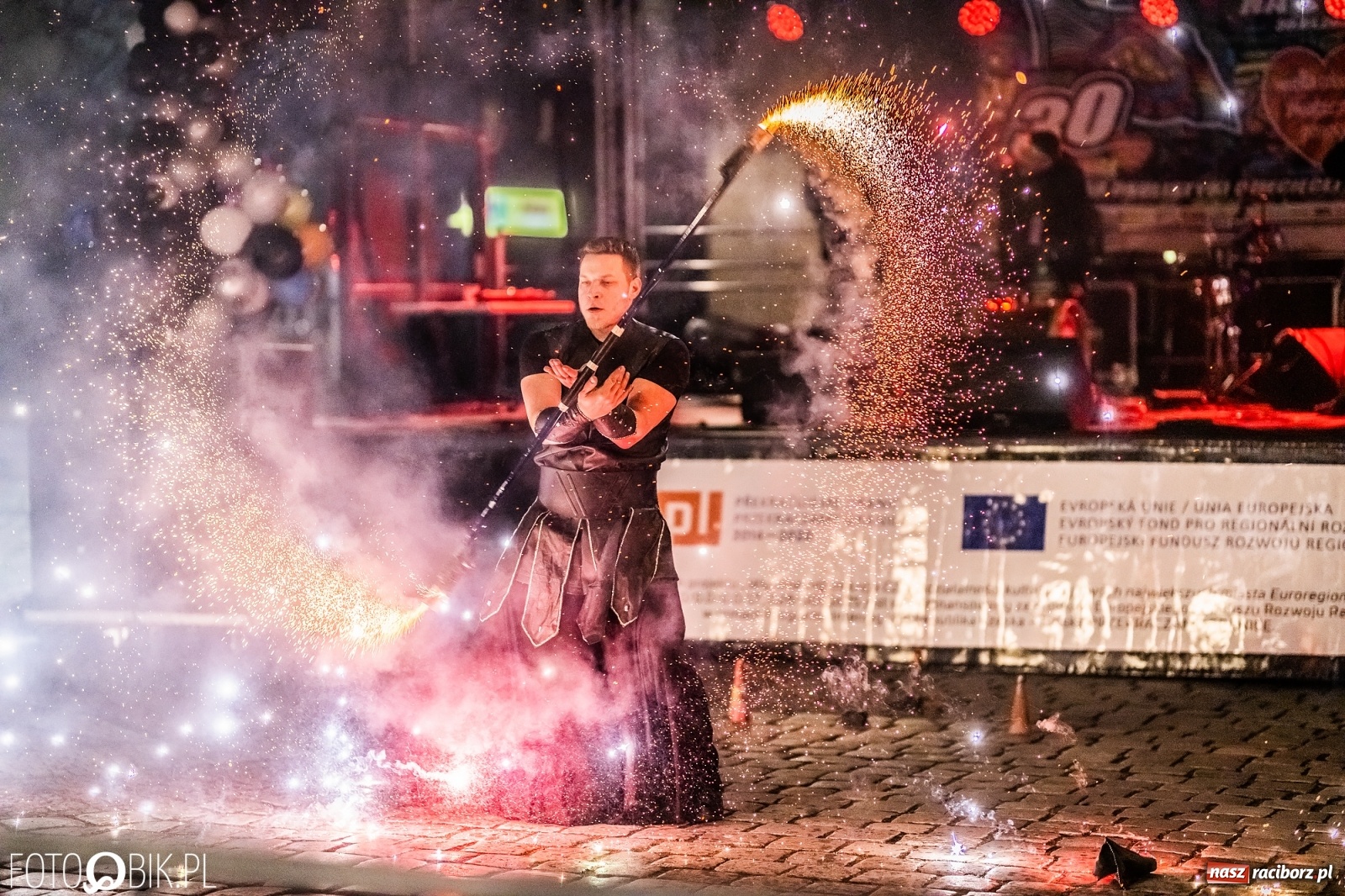 Zdjęcie w galerii na portalu naszraciborz.pl: Labareda Fire Show na finał raciborskiej Wielkiej Orkiestry Świątecznej Pomocy wiadomości z regionu