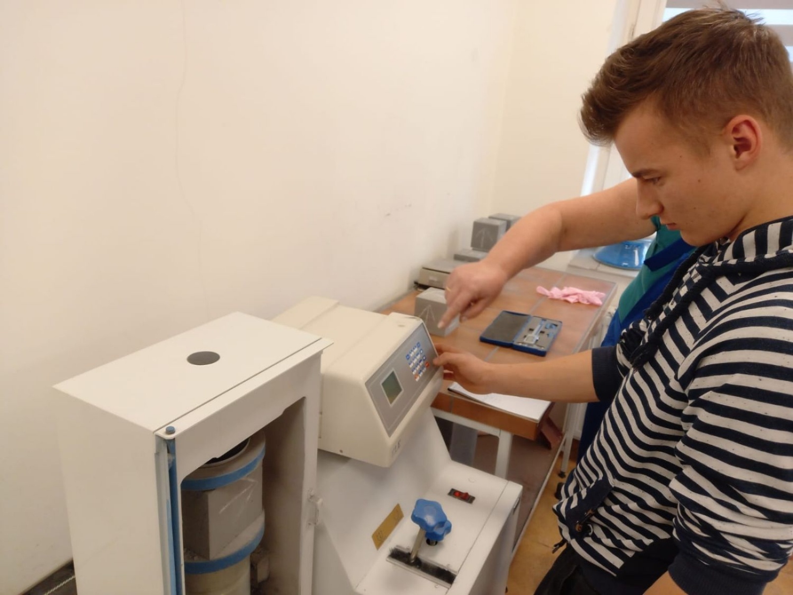 Zdjęcie w galerii na portalu naszraciborz.pl: Uczniowie CKZiU nr 1 nie mieli w styczniu odpoczynku. Byli w salonie mistrza świata! wiadomości z regionu