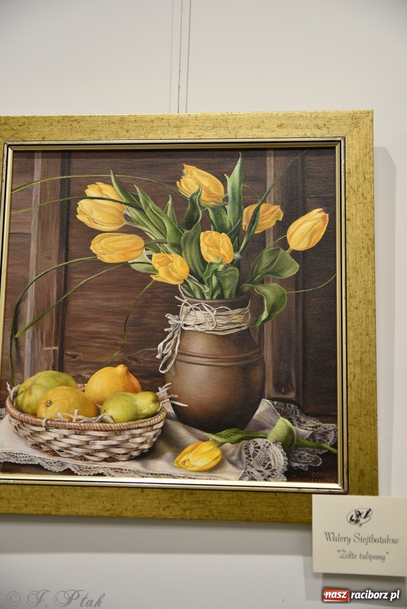 Zdjęcie w galerii na portalu naszraciborz.pl: Nie prosimy o litość. Sztuka artystów malujących ustami i nogami pokazana w Raciborzu wiadomości z regionu