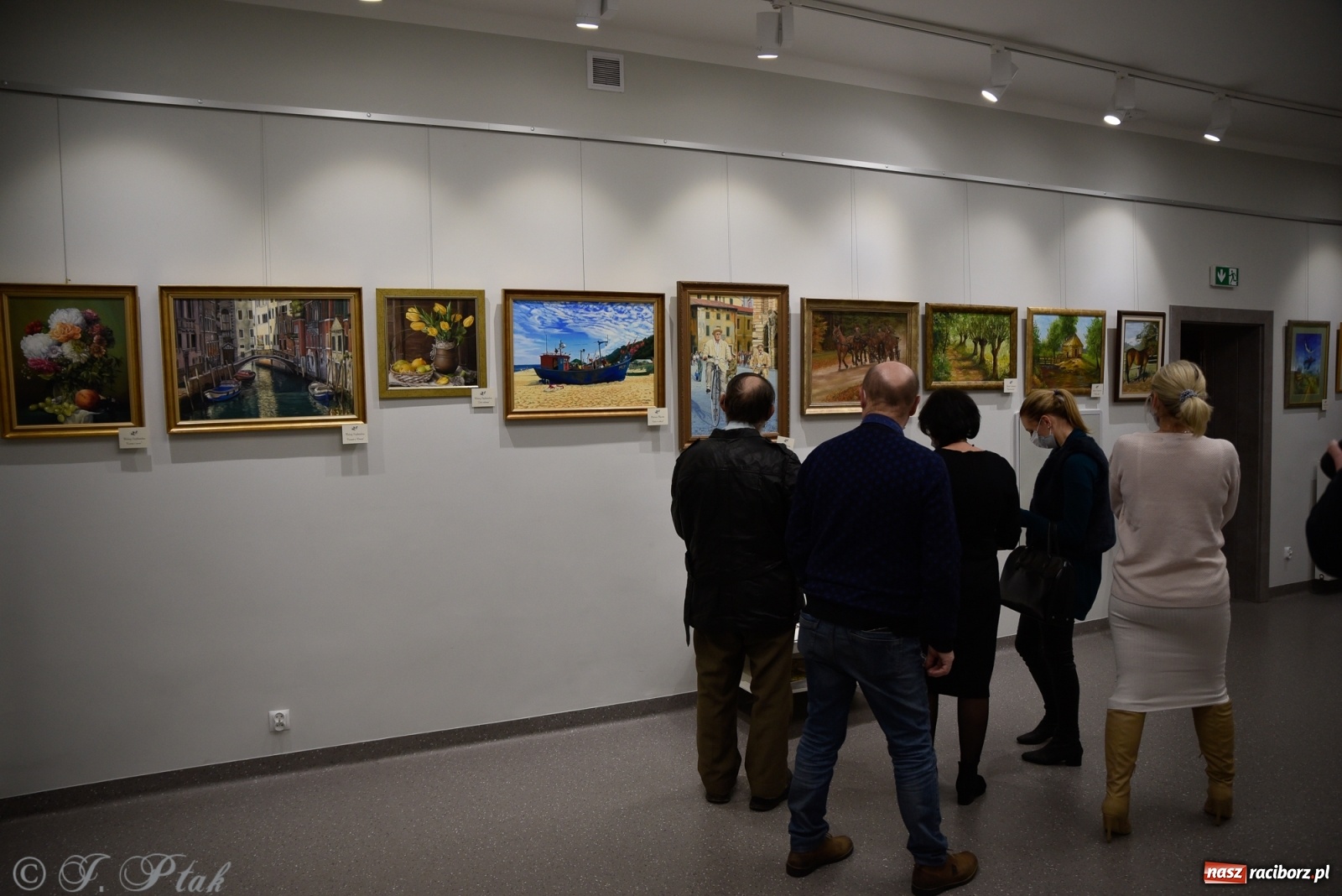 Zdjęcie w galerii na portalu naszraciborz.pl: Nie prosimy o litość. Sztuka artystów malujących ustami i nogami pokazana w Raciborzu wiadomości z regionu