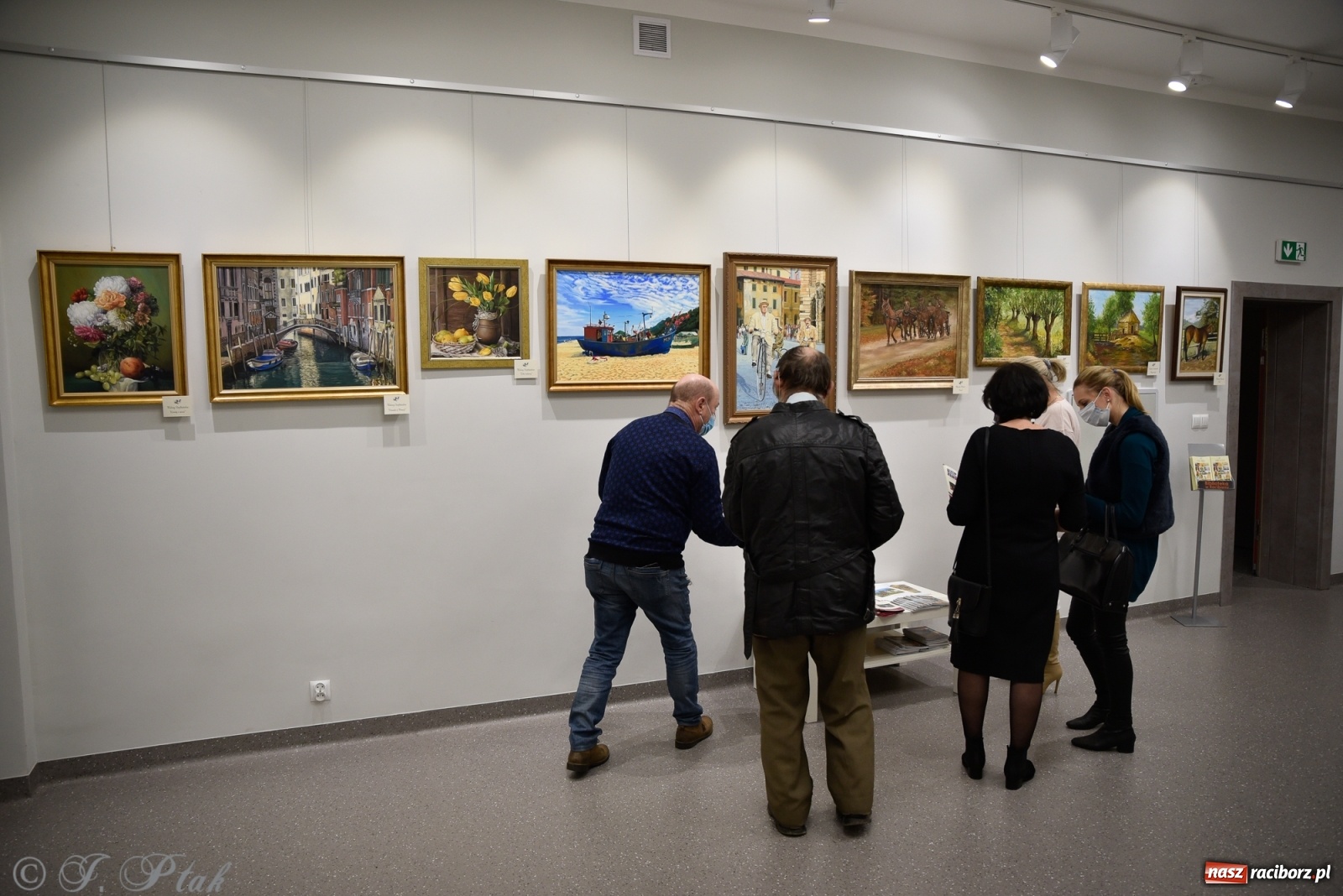 Zdjęcie w galerii na portalu naszraciborz.pl: Nie prosimy o litość. Sztuka artystów malujących ustami i nogami pokazana w Raciborzu wiadomości z regionu