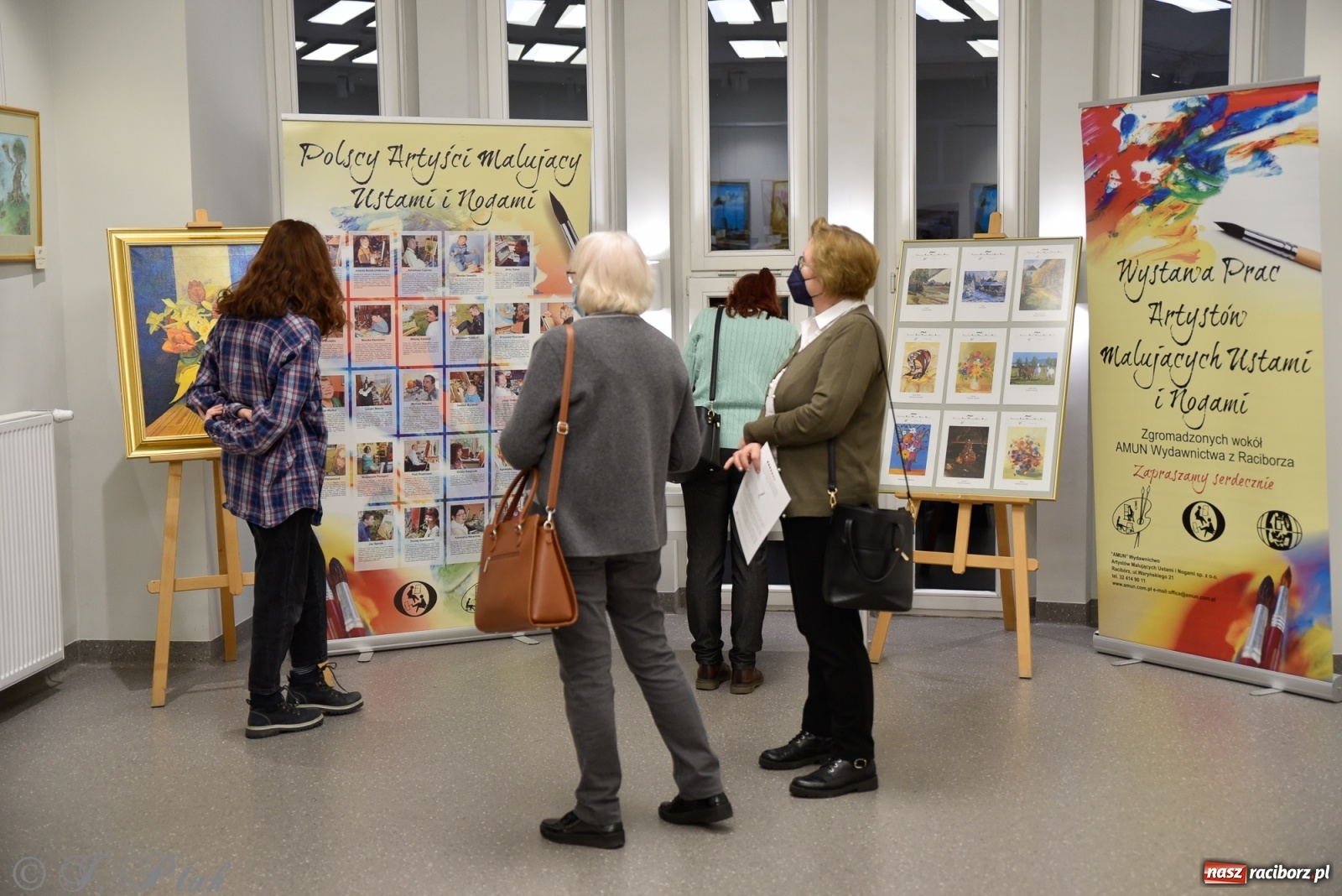 Zdjęcie w galerii na portalu naszraciborz.pl: Nie prosimy o litość. Sztuka artystów malujących ustami i nogami pokazana w Raciborzu wiadomości z regionu