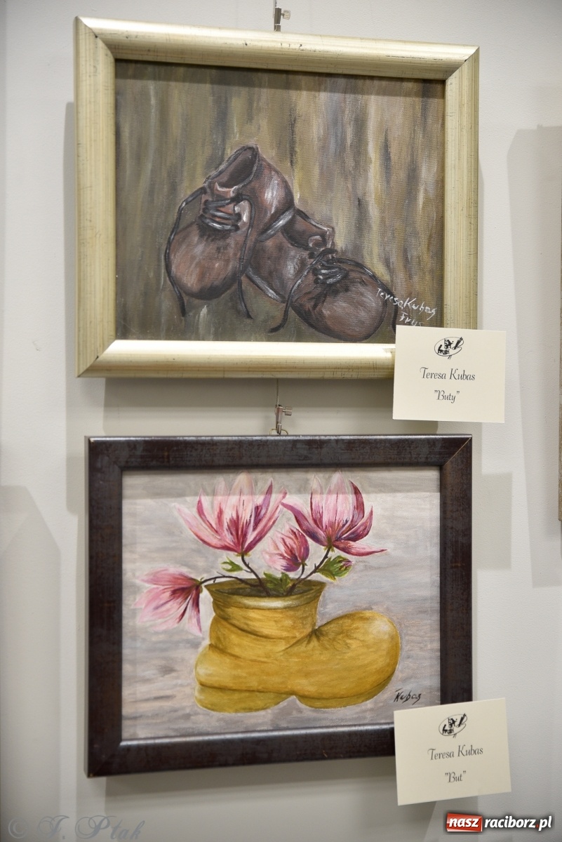 Zdjęcie w galerii na portalu naszraciborz.pl: Nie prosimy o litość. Sztuka artystów malujących ustami i nogami pokazana w Raciborzu wiadomości z regionu