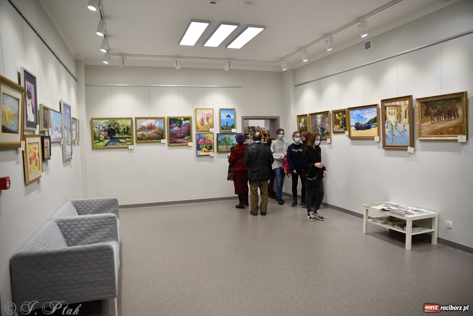 Zdjęcie w galerii na portalu naszraciborz.pl: Nie prosimy o litość. Sztuka artystów malujących ustami i nogami pokazana w Raciborzu wiadomości z regionu