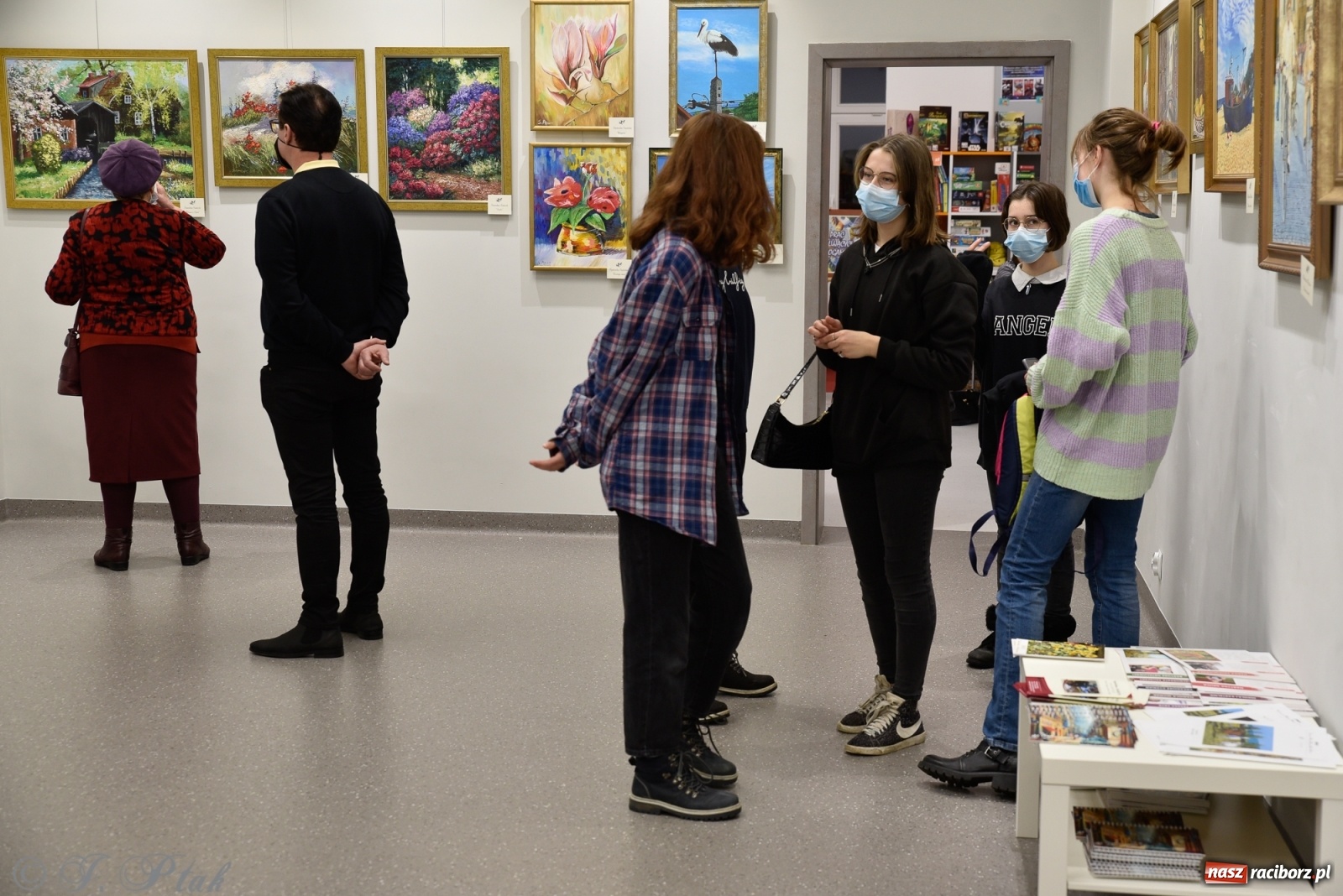 Zdjęcie w galerii na portalu naszraciborz.pl: Nie prosimy o litość. Sztuka artystów malujących ustami i nogami pokazana w Raciborzu wiadomości z regionu