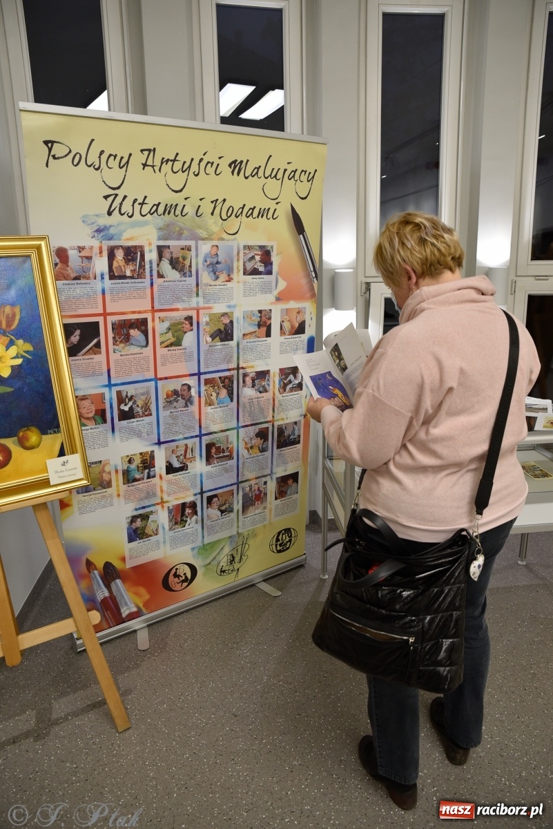 Zdjęcie w galerii na portalu naszraciborz.pl: Nie prosimy o litość. Sztuka artystów malujących ustami i nogami pokazana w Raciborzu wiadomości z regionu