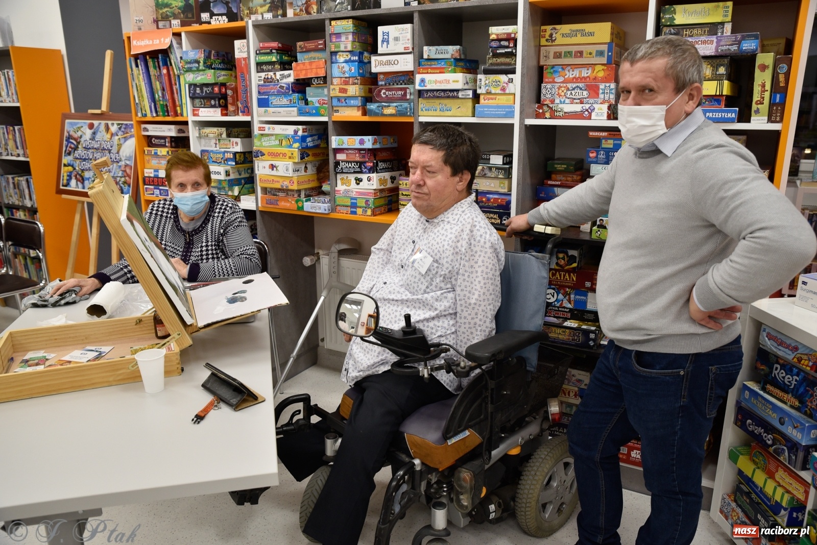 Zdjęcie w galerii na portalu naszraciborz.pl: Nie prosimy o litość. Sztuka artystów malujących ustami i nogami pokazana w Raciborzu wiadomości z regionu