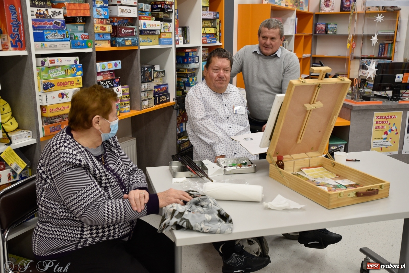 Zdjęcie w galerii na portalu naszraciborz.pl: Nie prosimy o litość. Sztuka artystów malujących ustami i nogami pokazana w Raciborzu wiadomości z regionu