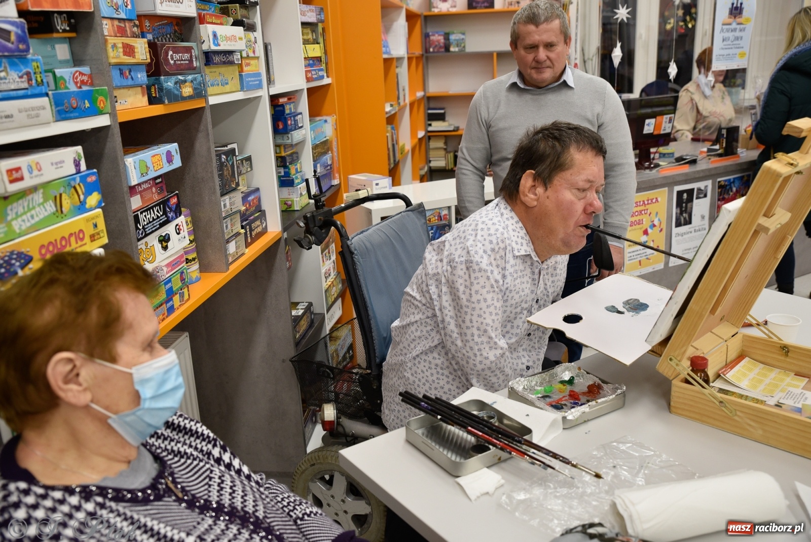 Zdjęcie w galerii na portalu naszraciborz.pl: Nie prosimy o litość. Sztuka artystów malujących ustami i nogami pokazana w Raciborzu wiadomości z regionu