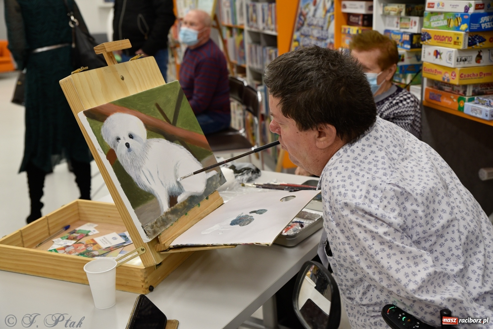 Zdjęcie w galerii na portalu naszraciborz.pl: Nie prosimy o litość. Sztuka artystów malujących ustami i nogami pokazana w Raciborzu wiadomości z regionu