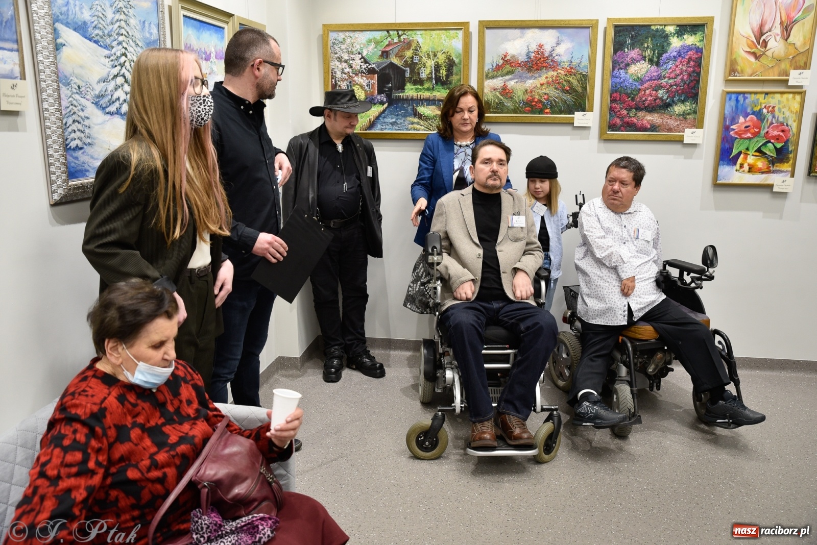 Zdjęcie w galerii na portalu naszraciborz.pl: Nie prosimy o litość. Sztuka artystów malujących ustami i nogami pokazana w Raciborzu wiadomości z regionu