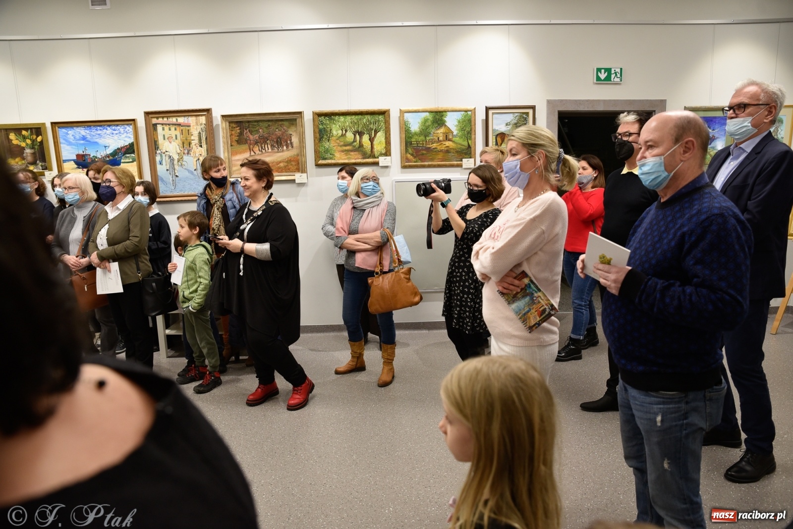 Zdjęcie w galerii na portalu naszraciborz.pl: Nie prosimy o litość. Sztuka artystów malujących ustami i nogami pokazana w Raciborzu wiadomości z regionu