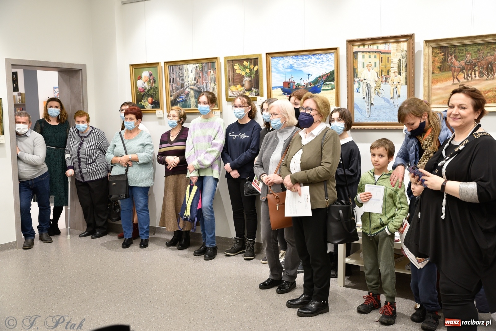 Zdjęcie w galerii na portalu naszraciborz.pl: Nie prosimy o litość. Sztuka artystów malujących ustami i nogami pokazana w Raciborzu wiadomości z regionu