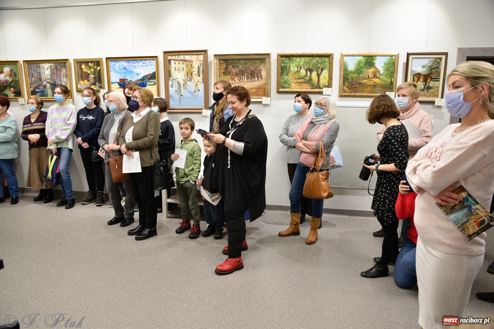 Zdjęcie w galerii na portalu naszraciborz.pl: Nie prosimy o litość. Sztuka artystów malujących ustami i nogami pokazana w Raciborzu wiadomości z regionu