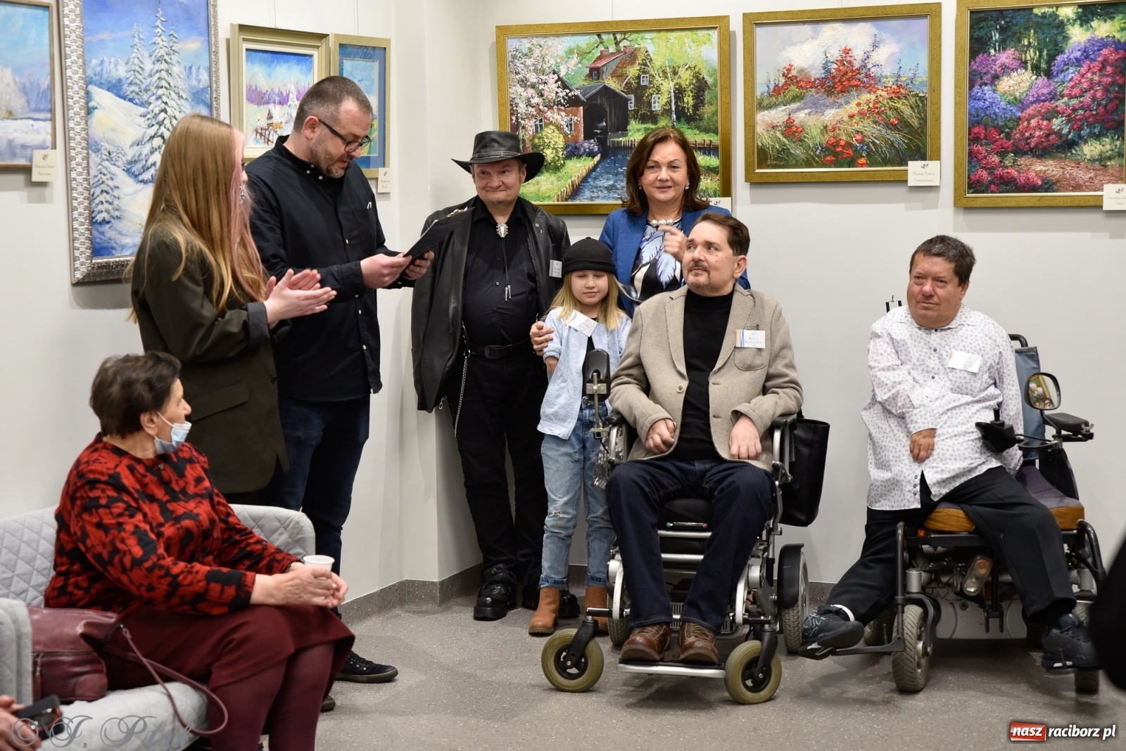 Zdjęcie w galerii na portalu naszraciborz.pl: Nie prosimy o litość. Sztuka artystów malujących ustami i nogami pokazana w Raciborzu wiadomości z regionu