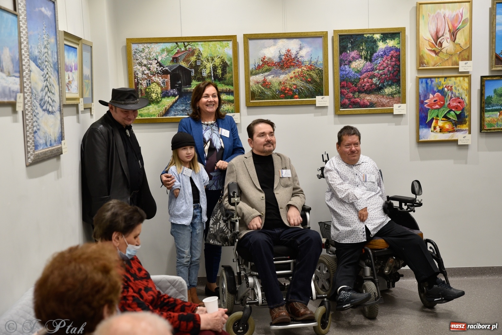 Zdjęcie w galerii na portalu naszraciborz.pl: Nie prosimy o litość. Sztuka artystów malujących ustami i nogami pokazana w Raciborzu wiadomości z regionu