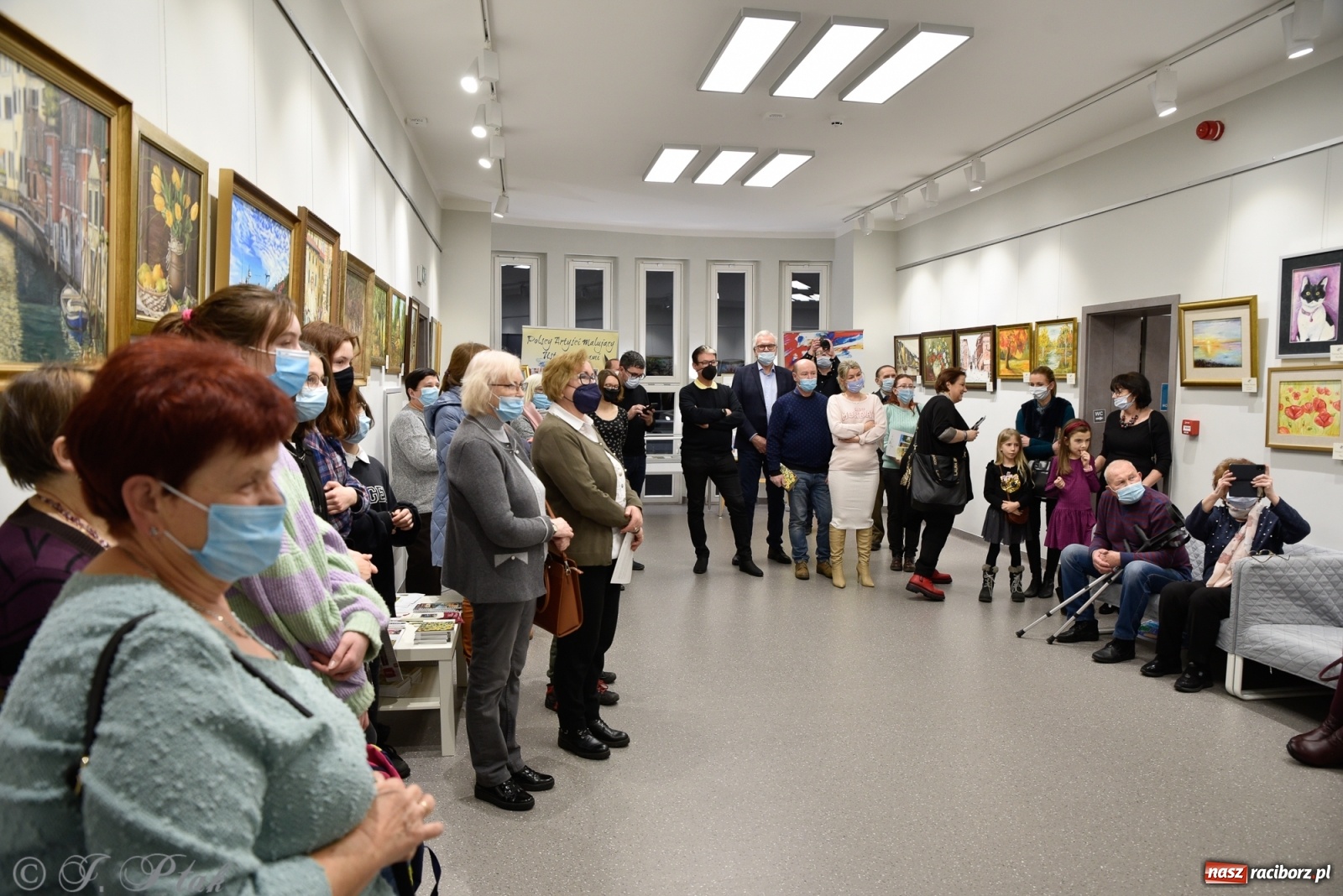 Zdjęcie w galerii na portalu naszraciborz.pl: Nie prosimy o litość. Sztuka artystów malujących ustami i nogami pokazana w Raciborzu wiadomości z regionu