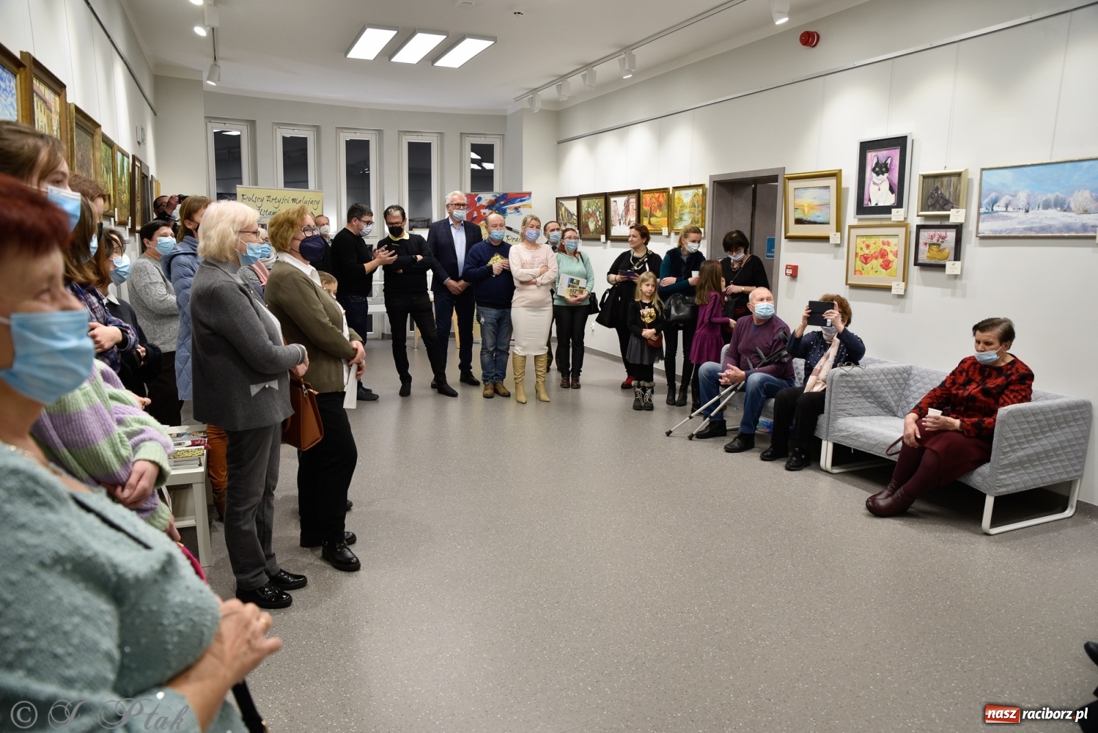 Zdjęcie w galerii na portalu naszraciborz.pl: Nie prosimy o litość. Sztuka artystów malujących ustami i nogami pokazana w Raciborzu wiadomości z regionu