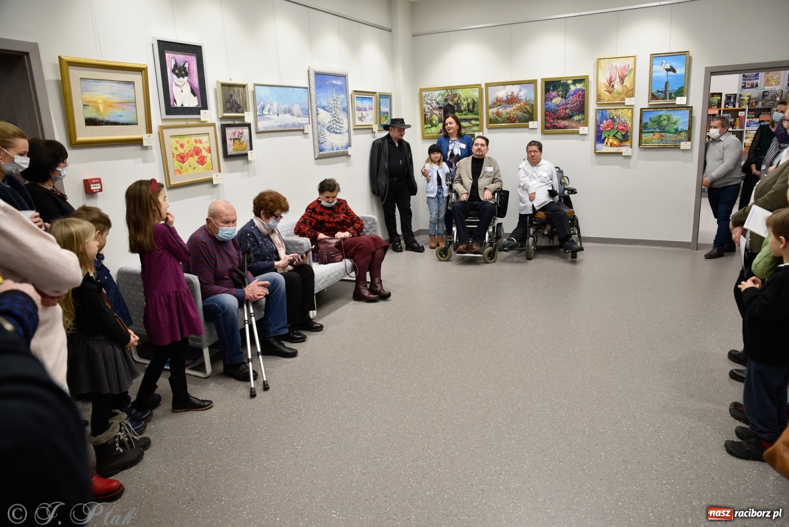 Zdjęcie w galerii na portalu naszraciborz.pl: Nie prosimy o litość. Sztuka artystów malujących ustami i nogami pokazana w Raciborzu wiadomości z regionu