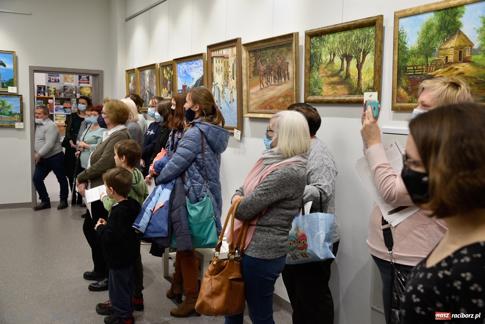 Zdjęcie w galerii na portalu naszraciborz.pl: Nie prosimy o litość. Sztuka artystów malujących ustami i nogami pokazana w Raciborzu wiadomości z regionu