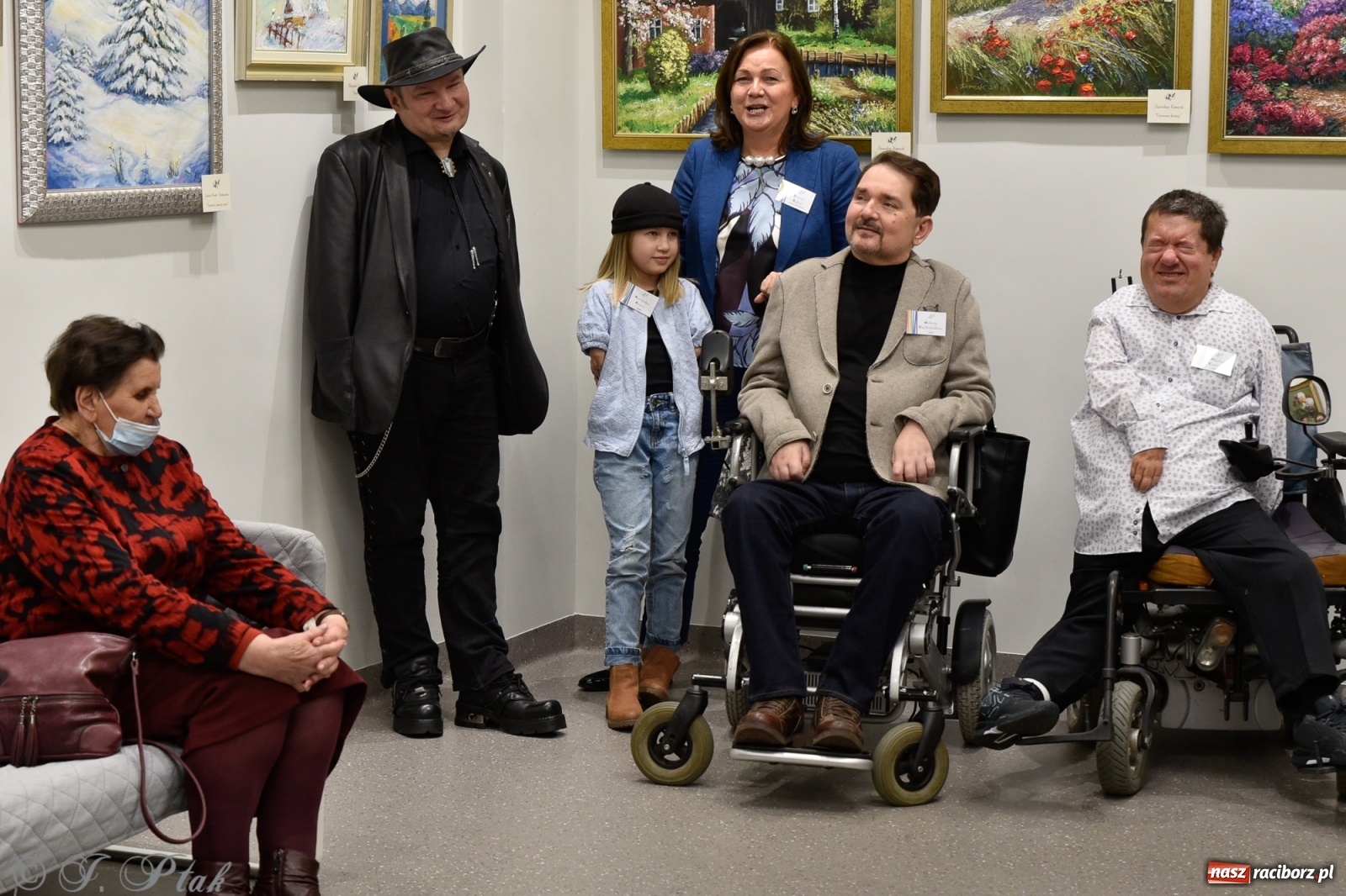 Zdjęcie w galerii na portalu naszraciborz.pl: Nie prosimy o litość. Sztuka artystów malujących ustami i nogami pokazana w Raciborzu wiadomości z regionu