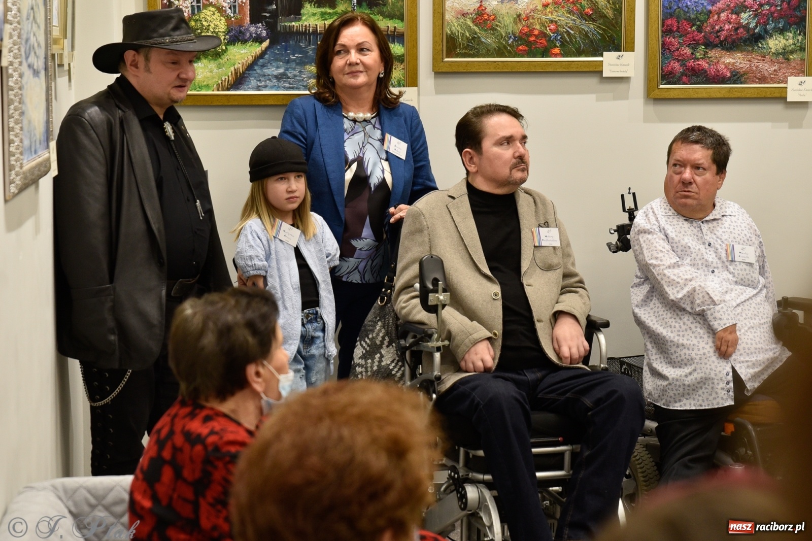 Zdjęcie w galerii na portalu naszraciborz.pl: Nie prosimy o litość. Sztuka artystów malujących ustami i nogami pokazana w Raciborzu wiadomości z regionu