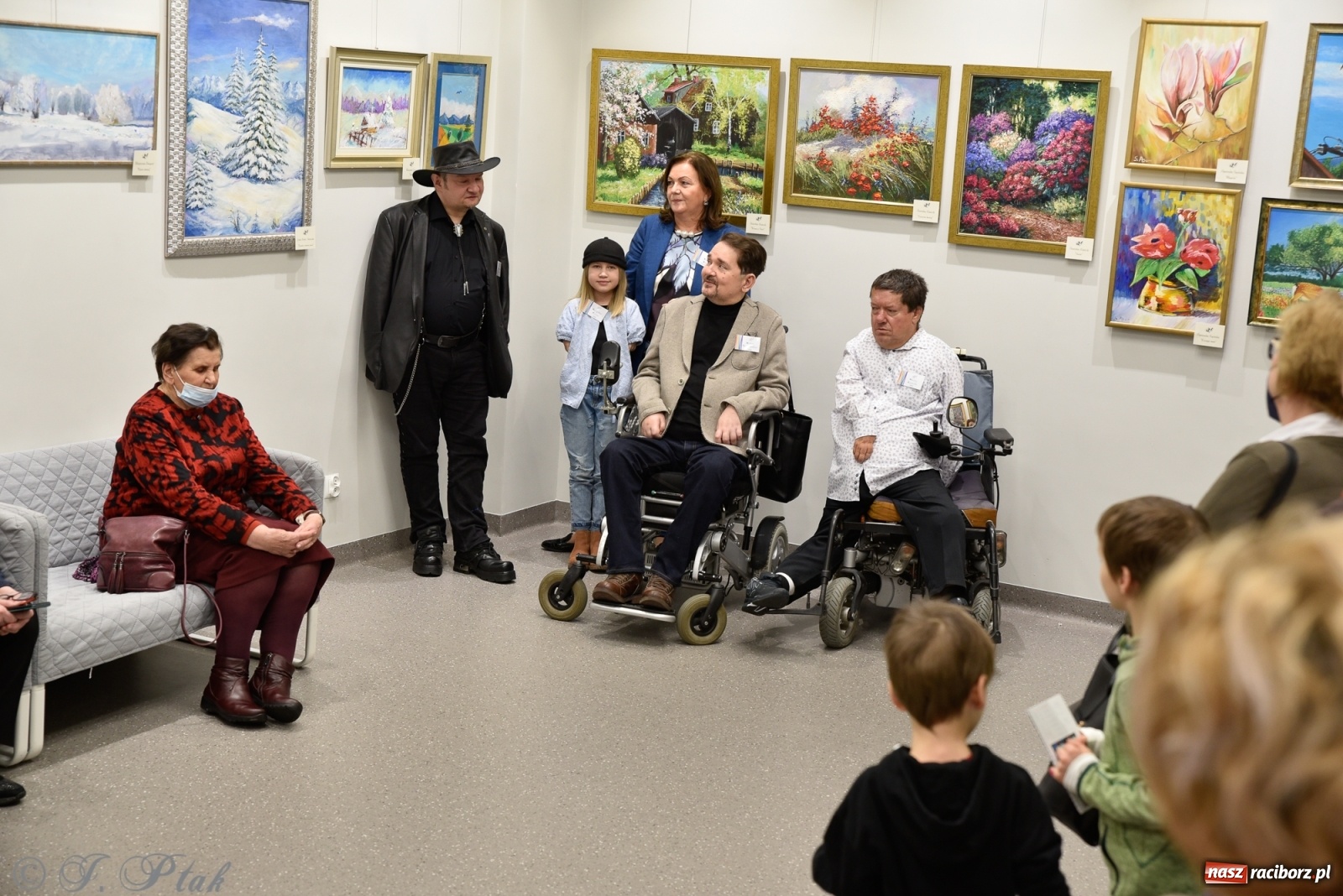 Zdjęcie w galerii na portalu naszraciborz.pl: Nie prosimy o litość. Sztuka artystów malujących ustami i nogami pokazana w Raciborzu wiadomości z regionu