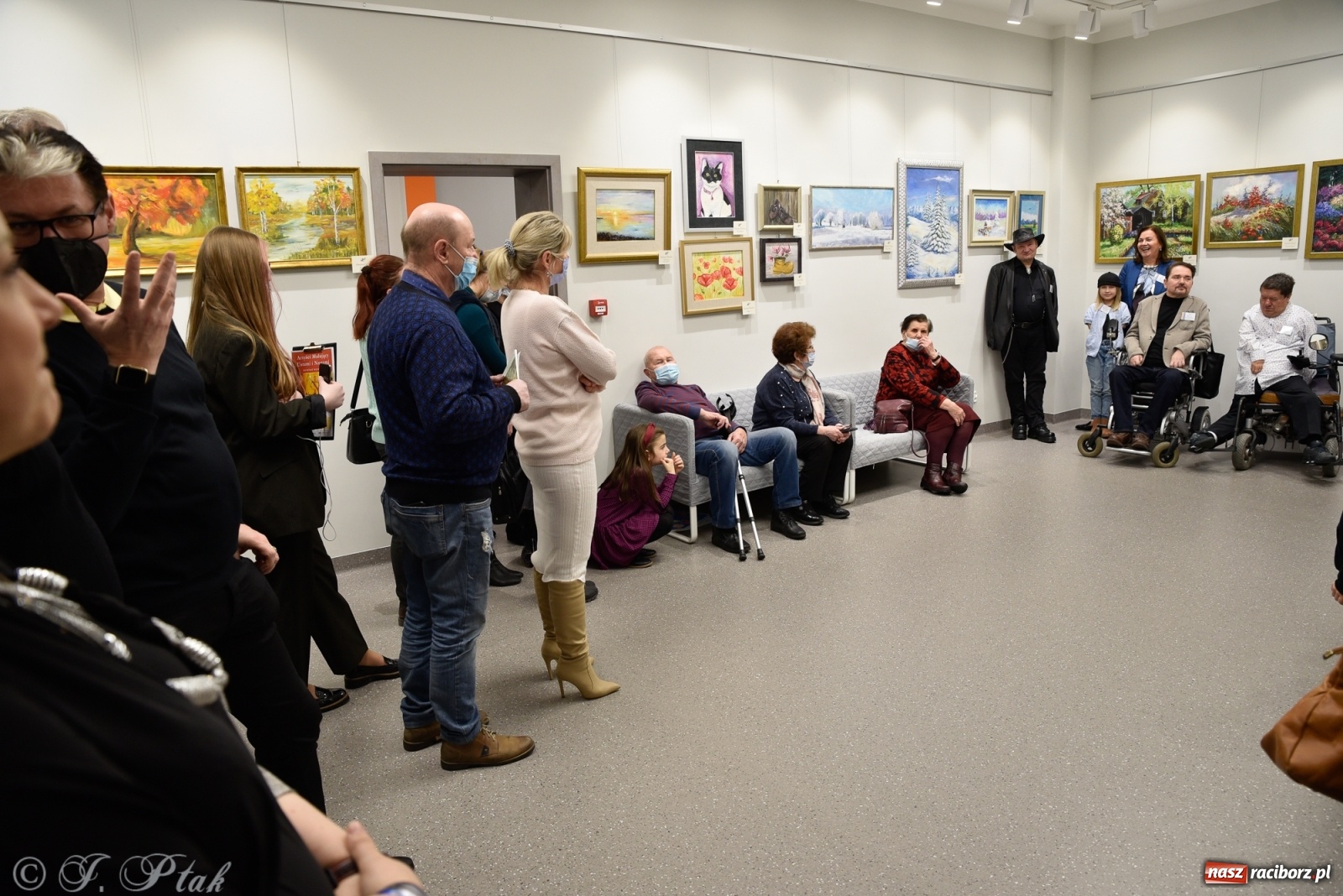 Zdjęcie w galerii na portalu naszraciborz.pl: Nie prosimy o litość. Sztuka artystów malujących ustami i nogami pokazana w Raciborzu wiadomości z regionu