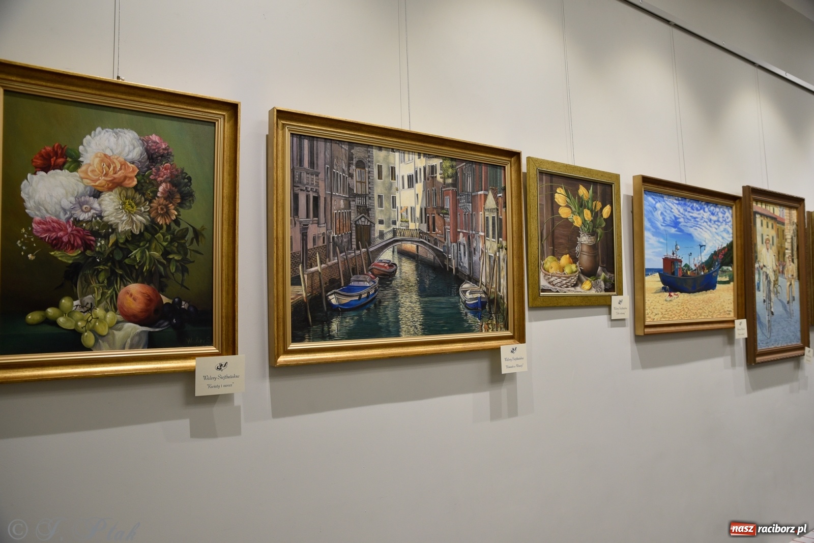 Zdjęcie w galerii na portalu naszraciborz.pl: Nie prosimy o litość. Sztuka artystów malujących ustami i nogami pokazana w Raciborzu wiadomości z regionu