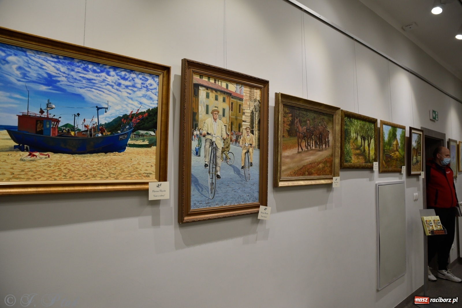 Zdjęcie w galerii na portalu naszraciborz.pl: Nie prosimy o litość. Sztuka artystów malujących ustami i nogami pokazana w Raciborzu wiadomości z regionu