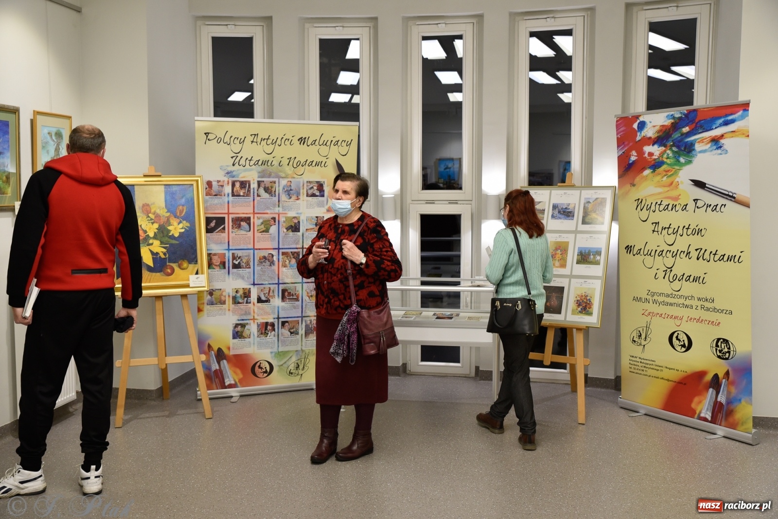 Zdjęcie w galerii na portalu naszraciborz.pl: Nie prosimy o litość. Sztuka artystów malujących ustami i nogami pokazana w Raciborzu wiadomości z regionu