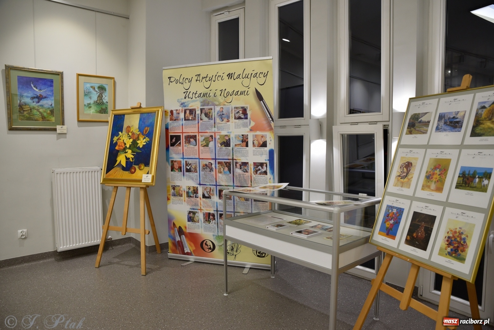 Zdjęcie w galerii na portalu naszraciborz.pl: Nie prosimy o litość. Sztuka artystów malujących ustami i nogami pokazana w Raciborzu wiadomości z regionu