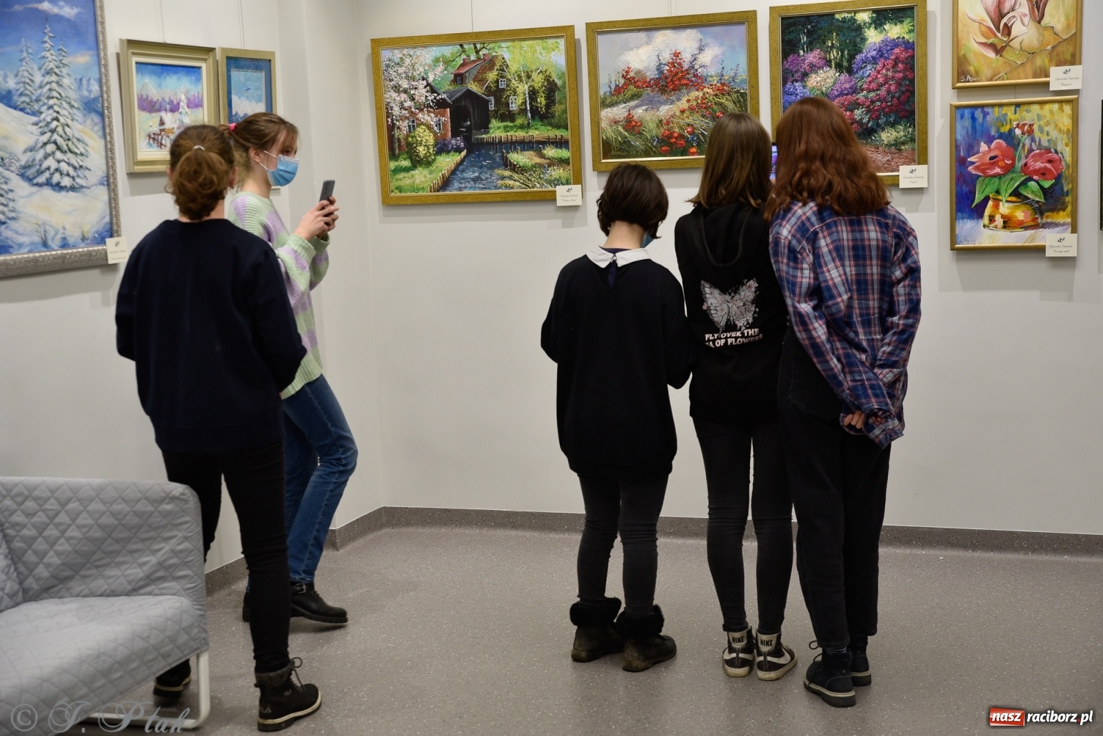 Zdjęcie w galerii na portalu naszraciborz.pl: Nie prosimy o litość. Sztuka artystów malujących ustami i nogami pokazana w Raciborzu wiadomości z regionu