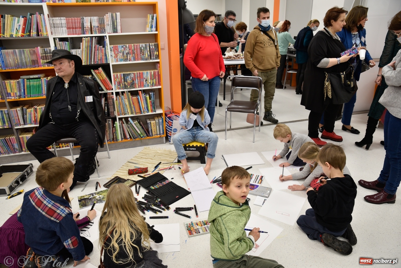 Zdjęcie w galerii na portalu naszraciborz.pl: Nie prosimy o litość. Sztuka artystów malujących ustami i nogami pokazana w Raciborzu wiadomości z regionu