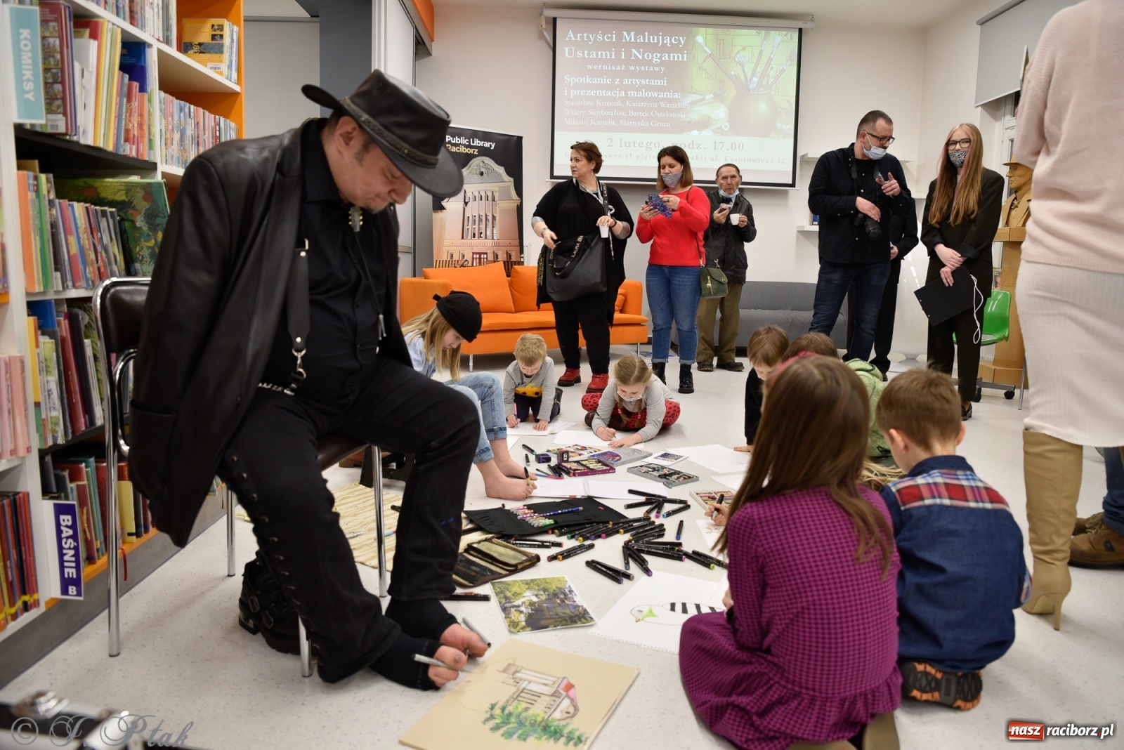 Zdjęcie w galerii na portalu naszraciborz.pl: Nie prosimy o litość. Sztuka artystów malujących ustami i nogami pokazana w Raciborzu wiadomości z regionu