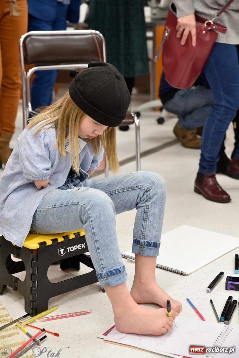 Zdjęcie w galerii na portalu naszraciborz.pl: Nie prosimy o litość. Sztuka artystów malujących ustami i nogami pokazana w Raciborzu wiadomości z regionu