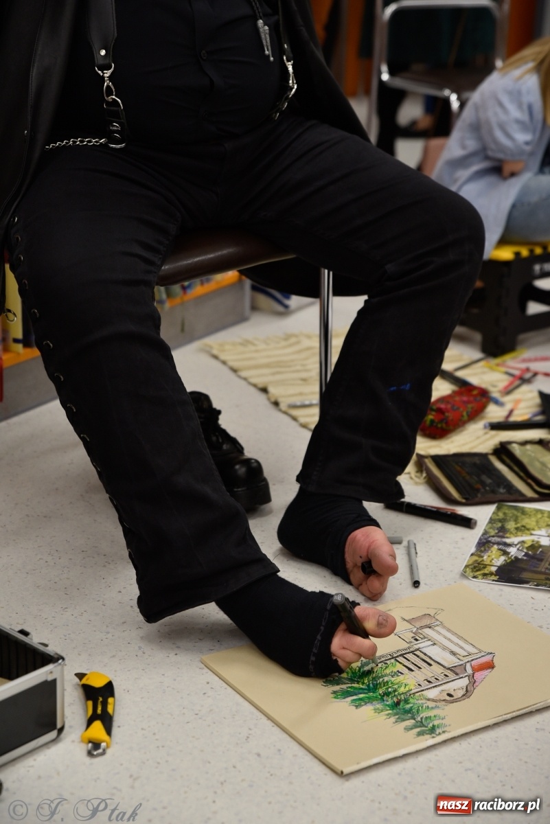 Zdjęcie w galerii na portalu naszraciborz.pl: Nie prosimy o litość. Sztuka artystów malujących ustami i nogami pokazana w Raciborzu wiadomości z regionu