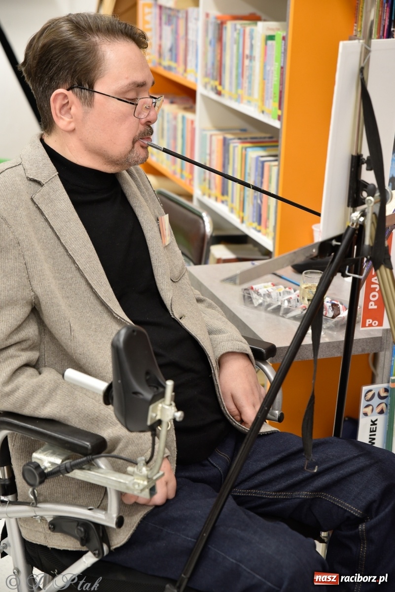 Zdjęcie w galerii na portalu naszraciborz.pl: Nie prosimy o litość. Sztuka artystów malujących ustami i nogami pokazana w Raciborzu wiadomości z regionu