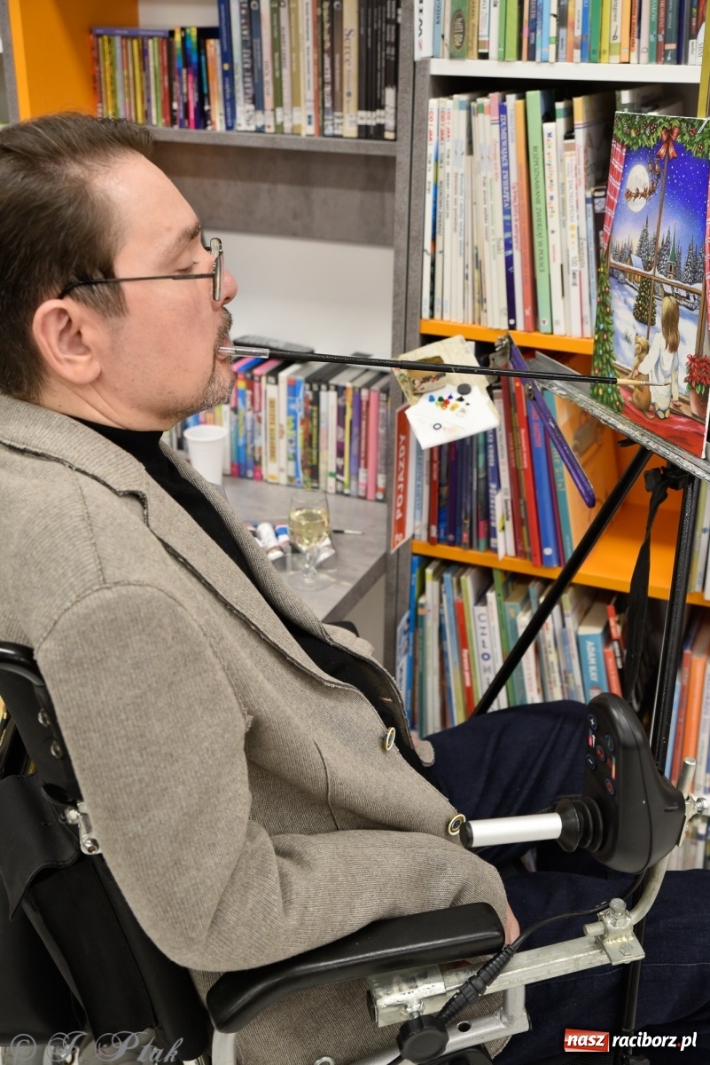 Zdjęcie w galerii na portalu naszraciborz.pl: Nie prosimy o litość. Sztuka artystów malujących ustami i nogami pokazana w Raciborzu wiadomości z regionu