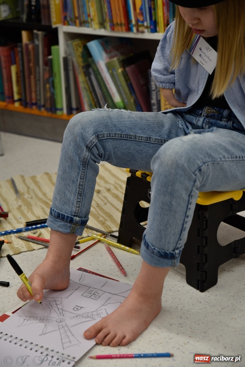 Zdjęcie w galerii na portalu naszraciborz.pl: Nie prosimy o litość. Sztuka artystów malujących ustami i nogami pokazana w Raciborzu wiadomości z regionu