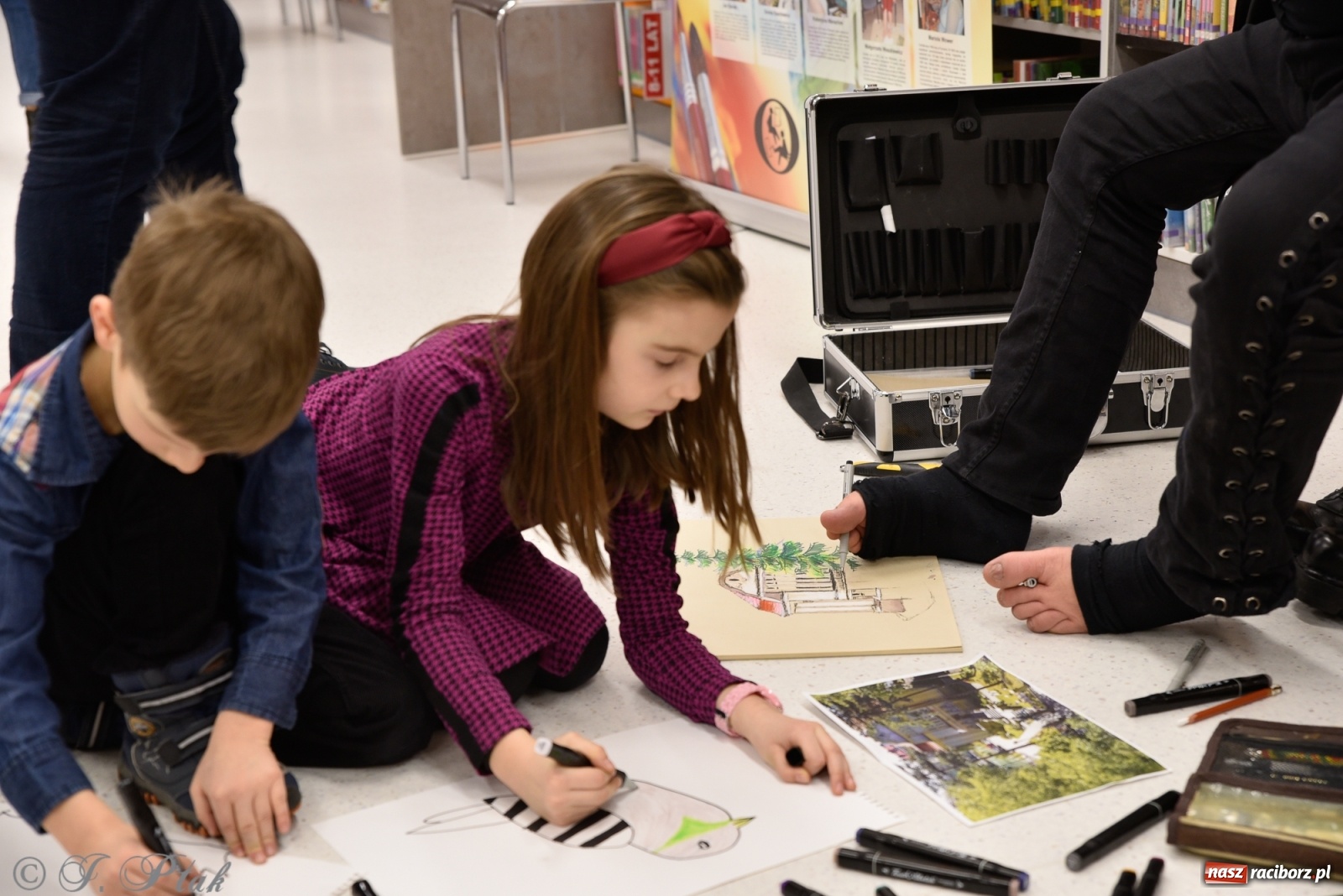 Zdjęcie w galerii na portalu naszraciborz.pl: Nie prosimy o litość. Sztuka artystów malujących ustami i nogami pokazana w Raciborzu wiadomości z regionu