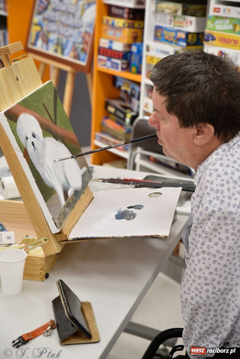 Zdjęcie w galerii na portalu naszraciborz.pl: Nie prosimy o litość. Sztuka artystów malujących ustami i nogami pokazana w Raciborzu wiadomości z regionu