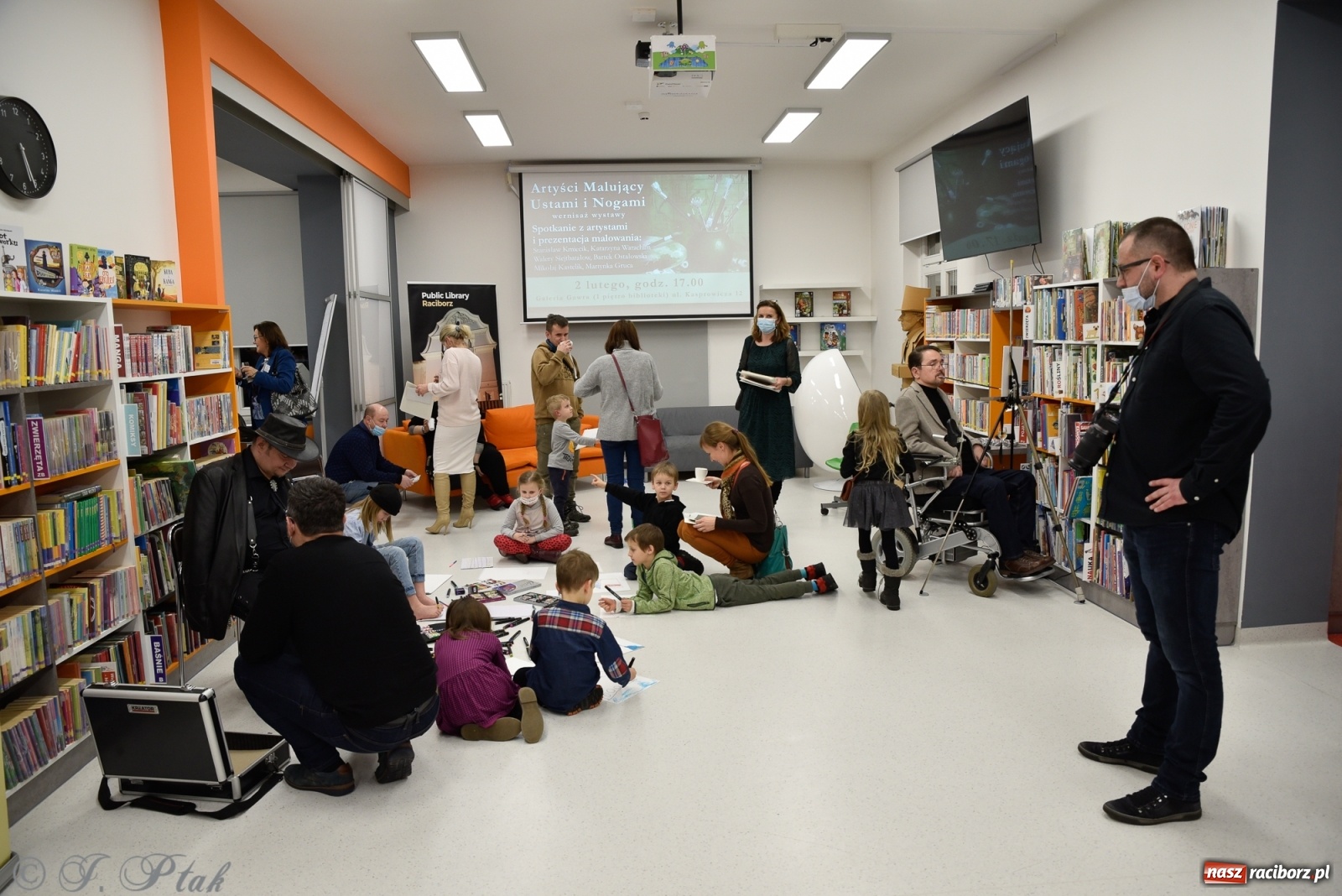 Zdjęcie w galerii na portalu naszraciborz.pl: Nie prosimy o litość. Sztuka artystów malujących ustami i nogami pokazana w Raciborzu wiadomości z regionu