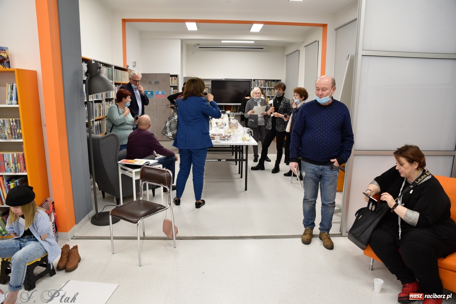 Zdjęcie w galerii na portalu naszraciborz.pl: Nie prosimy o litość. Sztuka artystów malujących ustami i nogami pokazana w Raciborzu wiadomości z regionu