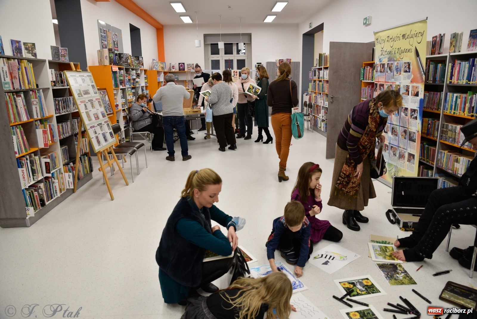 Zdjęcie w galerii na portalu naszraciborz.pl: Nie prosimy o litość. Sztuka artystów malujących ustami i nogami pokazana w Raciborzu wiadomości z regionu