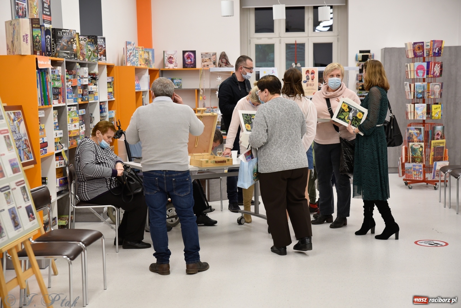Zdjęcie w galerii na portalu naszraciborz.pl: Nie prosimy o litość. Sztuka artystów malujących ustami i nogami pokazana w Raciborzu wiadomości z regionu