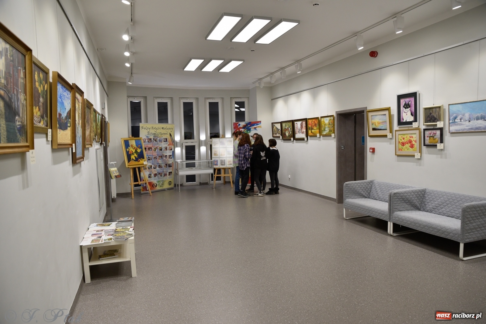 Zdjęcie w galerii na portalu naszraciborz.pl: Nie prosimy o litość. Sztuka artystów malujących ustami i nogami pokazana w Raciborzu wiadomości z regionu