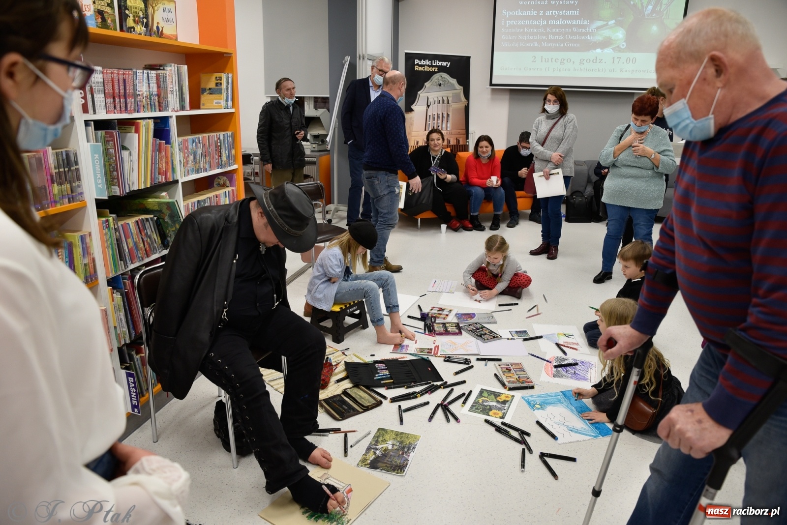 Zdjęcie w galerii na portalu naszraciborz.pl: Nie prosimy o litość. Sztuka artystów malujących ustami i nogami pokazana w Raciborzu wiadomości z regionu